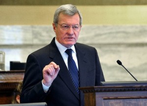 Sen. Max Baucus (D-MT) addresses the Montana state legislature