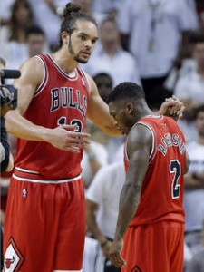 Joakim Noah of the Bulls clasps hands with teammate Nate Robinson