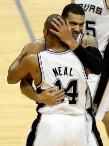 Spurs guards Neal and Green exchange a hug at halftime